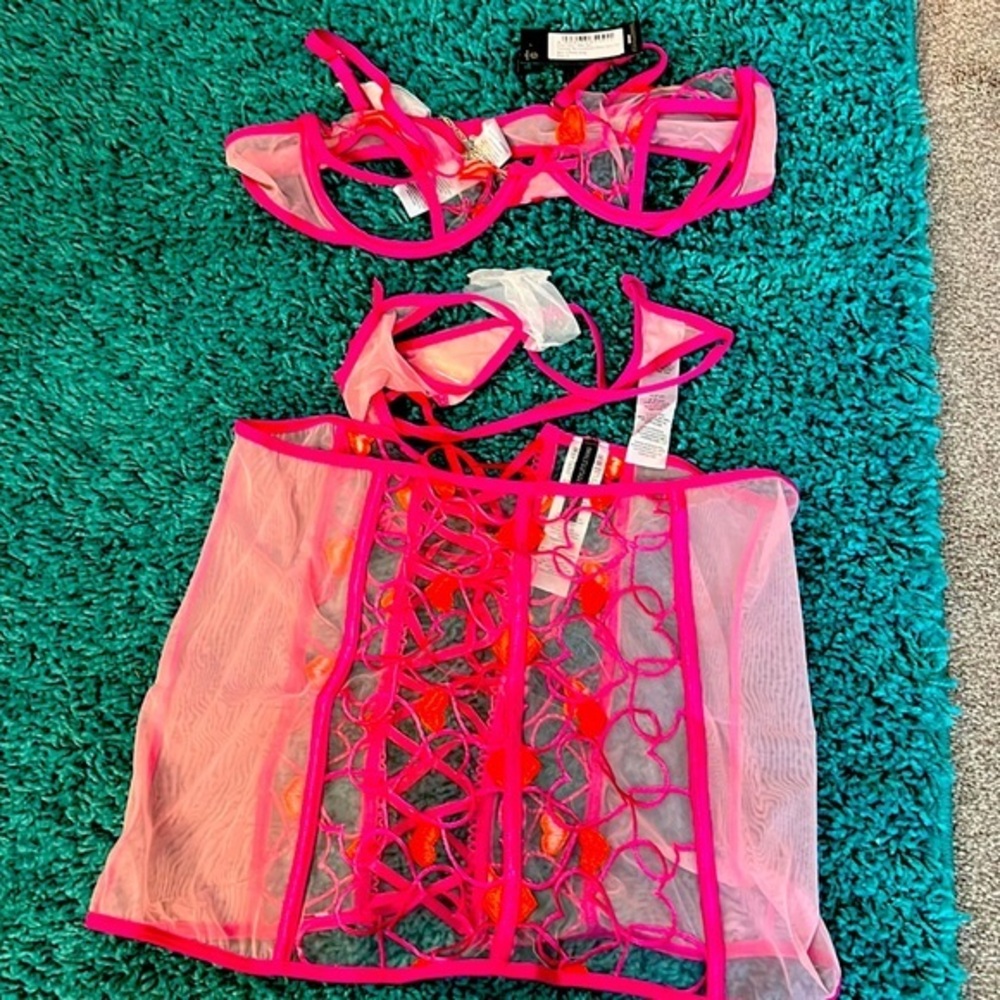 Pretty little thing, three piece contrast, embroidered heart lace up L New